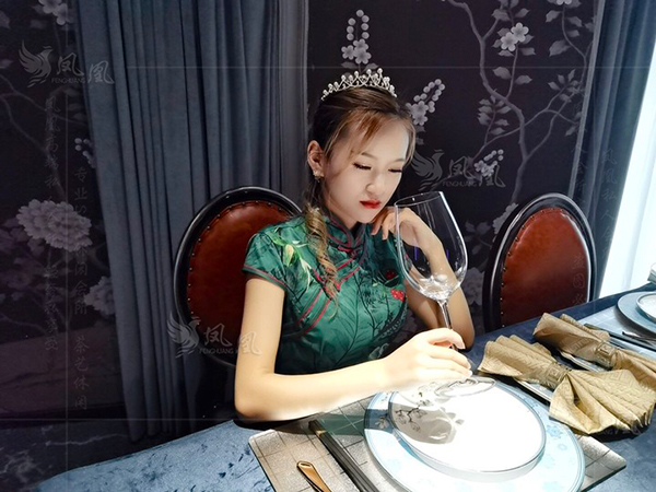 朋友带我去了广州一家男士按摩水疗会馆，服务非常有特色